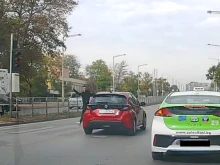 На пешеходна пътека в Пловдив: Ще се блъскаме ли?