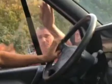 Пловдивският съд решава съдбата на агресивния шофьор, счупил стъкло на бус и ранил водача му