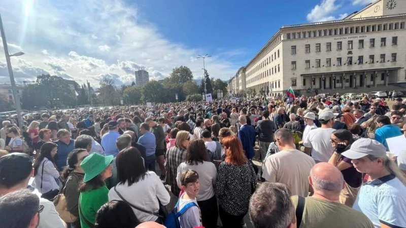 Граждани протестират пред парламента срещу отмяната на машинния вот