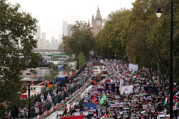 Хиляди протестиращи излязоха по улиците на Обединеното кралство с искане