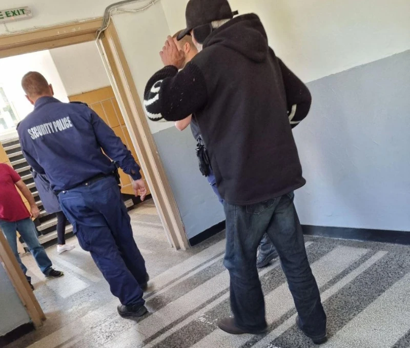 Полицията изведе принудително пиян мъж от избирателна секция в Пловдивско