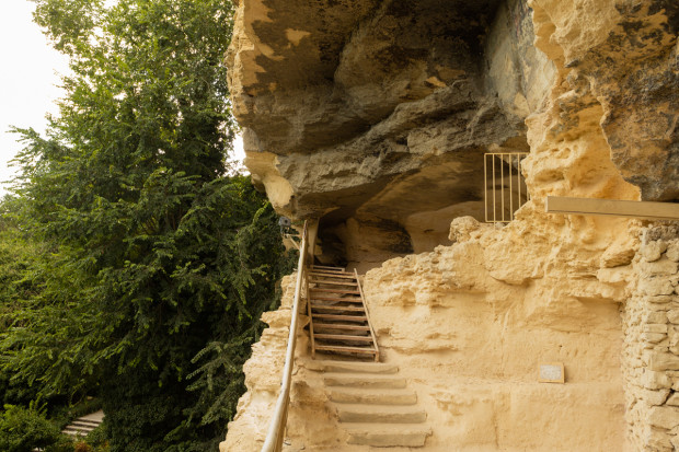 В скални пещери наречени от братята Шкорпил Катакомбите е укрито