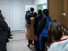 Опашка от гласоподаватели пред една от избирателните секции в Пловдив