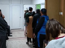 Опашка от гласоподаватели пред една от избирателните секции в Пловдив