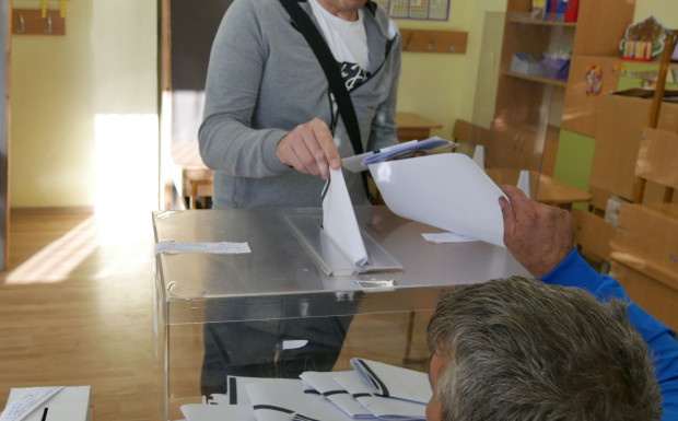 </TD
>Четири сигнала до Общинската избирателна комисия в Бургас са подали