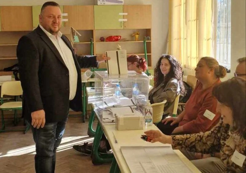 Илиян Лалев гласува за чист, зелен и достъпен район "Северен"