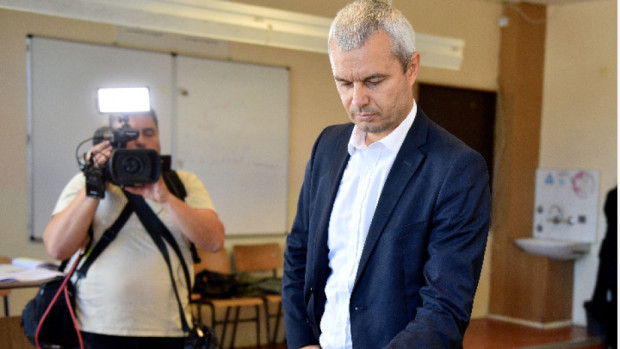 Лидерът на партия Възраждане Костадин Костадинов гласува във Варна посочвайки