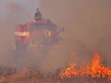 Пораженията са много: Голям пожар посред нощ в село Лесово