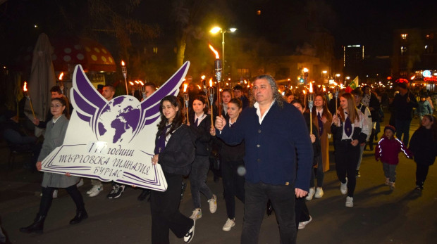 TD Търговската гимназия отново организира факелно шествие в Деня на будителите