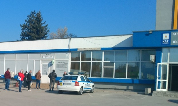 </TD
>Читателка на Plovdiv24.bg разказа за неприятно изживяване в KAT-Пловдив, случило е днес.