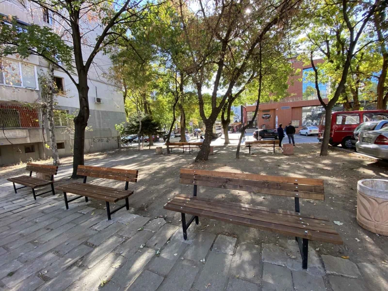 Поставиха над 20 нови пейки в пловдивски парк