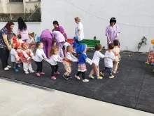 Децата от ДЯ "Детска ясла на мечтите" вече играят на модерни площадки в обновен двор