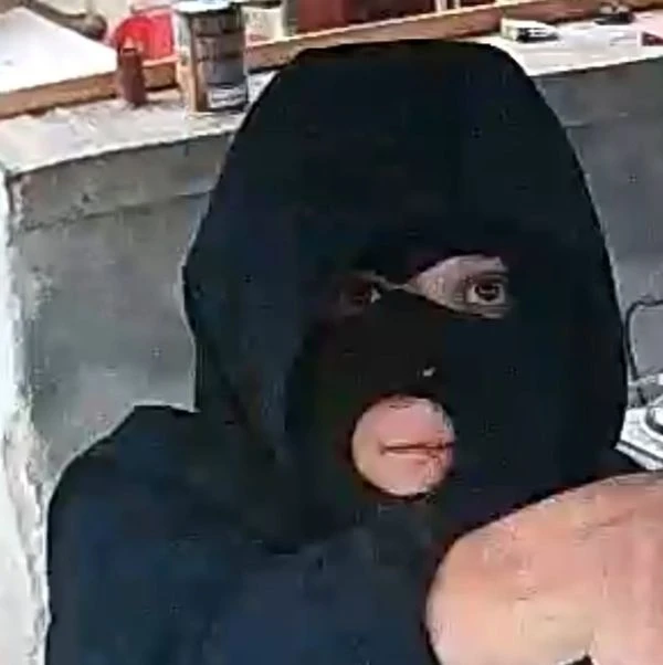 Разпознавате ли го? Този маскиран нахлу посред бял ден в дом в Пловдив