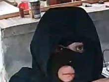 Разпознавате ли го? Този маскиран нахлу посред бял ден в дом в Пловдив
