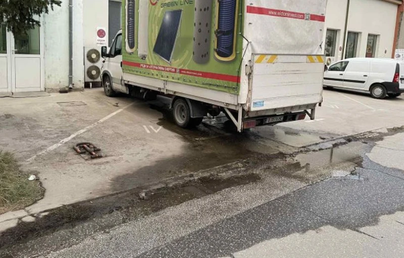 Питейна вода тече вече дни по "Брезовско шосе"