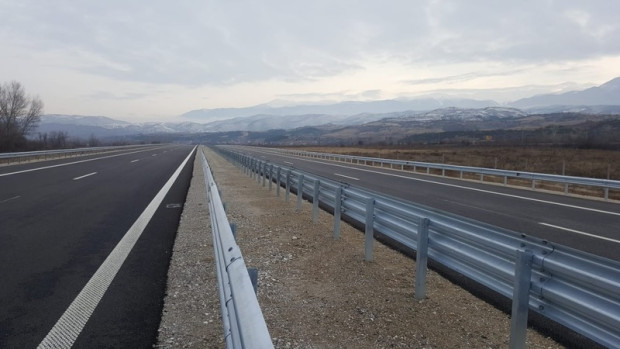 </TD
>Микробус е самокатастрофирал на 144 км. на автомагистрала Струма, съобщават