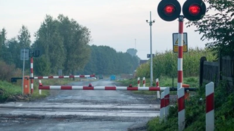 Шофьор потроши бариерата на ЖП прелеза при с. Брусен и избяга