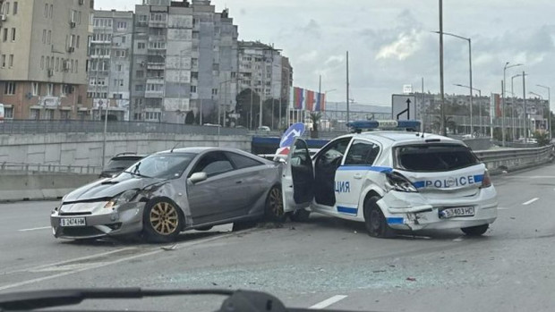 Катастрофа с полицейска кола стана тази сутрин във Варна. Инцидентът