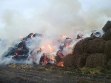 Пожар унищожи 2500 бали слама в стопански двор в село Пудрия