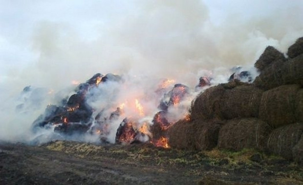 Пожар унищожи 2500 бали слама в стопански двор съобщиха от