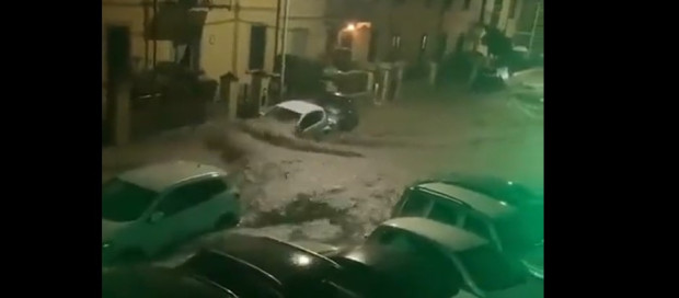 Във Флоренция река Арно понастоящем остава под контрол, въпреки силните ветрове и