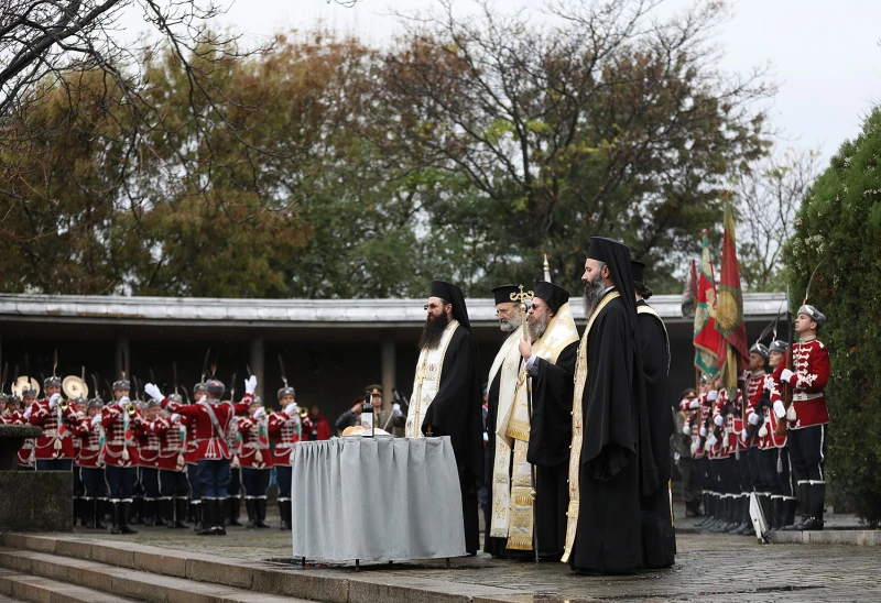 С панихида и военни почести на Архангелова задушница бе почетена паметта на воините, загинали за Отечеството