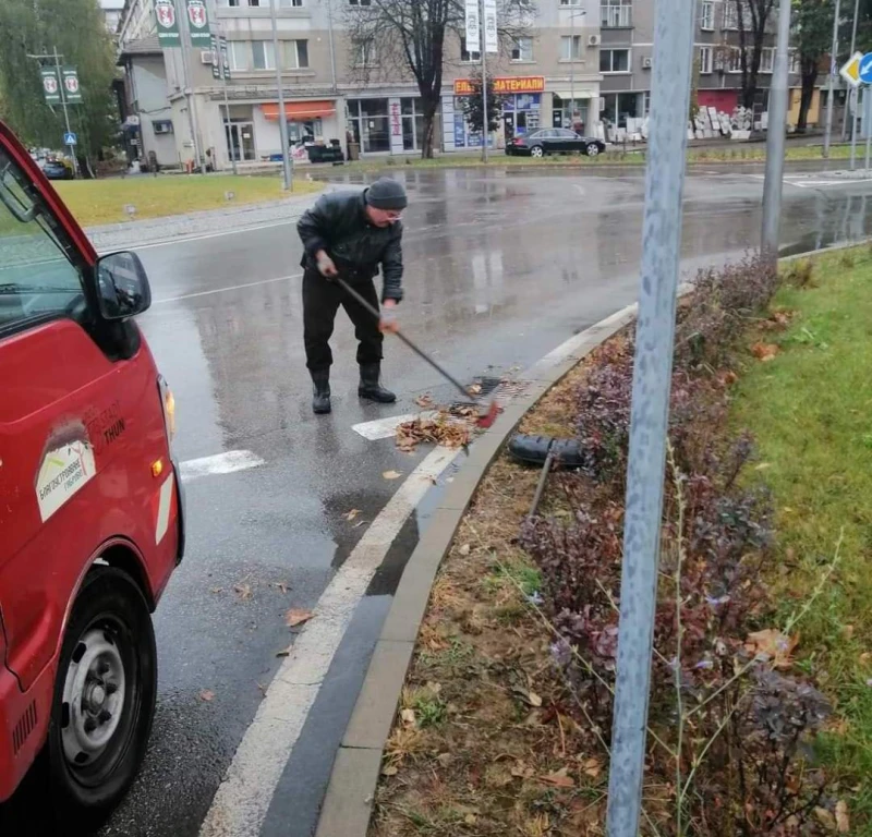 Почистват отводнителни шахти по улиците в Габрово