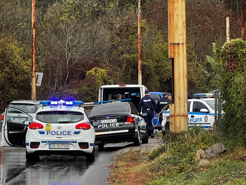 Заловиха 14 нелегални мигранти, натъпкани в джип в Търново