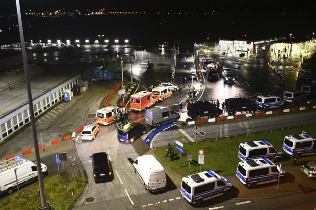 Летището в Хамбург е затворено, след като въоръжен мъж проникна