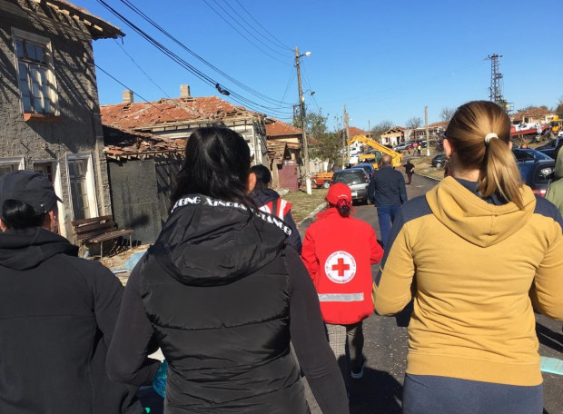 Екипи на Българският Червен кръст работят на терен в исперихското