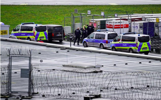 Летището в Хамбург остана затворено в неделя съобщиха властите докато