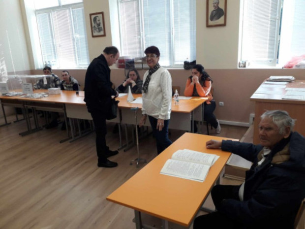 </TD
>Ниска остава избирателната активност в Пловдив. Към 16 часа своето