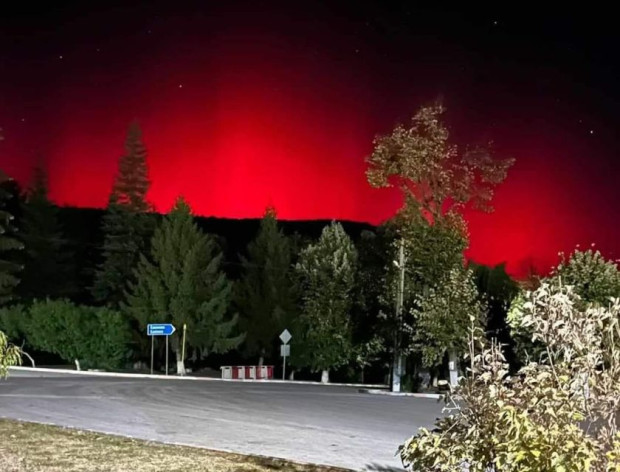 Необичайна червена светлина притесни хората в България Много хора качиха