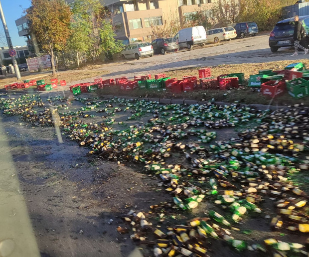 </TD
>Стотици бутилки бири са разпилени на кръговото кръстовище на SPS.