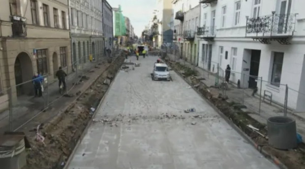 Работници които ремонтират улица в центъра на полския град Лодз