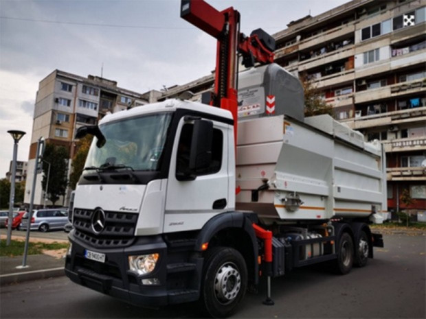 TD Камион на сметопочистващата фирма в Бургас се заби в кола