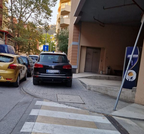</TD
>Днес имаме пореден кандидат за акция Наглец на Plovdiv24.bg срещу неправилното паркиране.