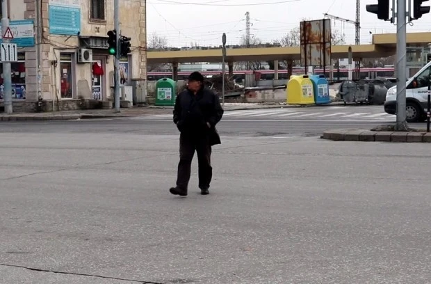 Шофьорка: Човечето, което свети в червено, не е оставено там за красота