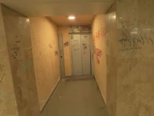 Неработещи асансьори в подлез в София: Болни хора и майки с колички се борят със стълбите