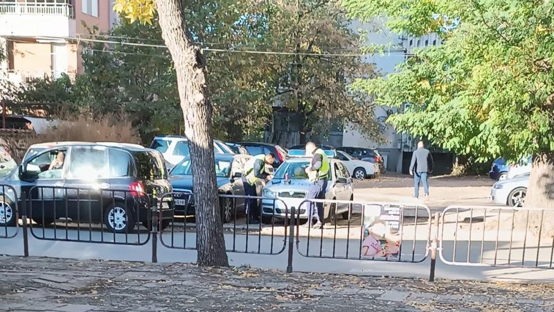 Полицаи глобяват наред по ул. "Даме Груев"
