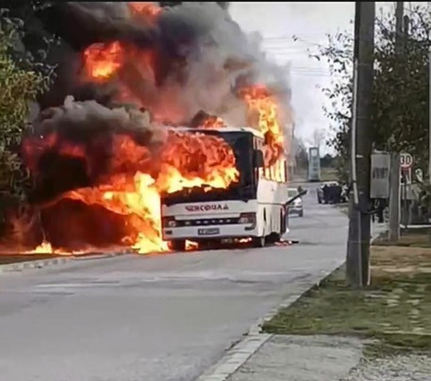 Пътнически автобус по линията 54 на фирмата Ченсфилд е изгорял