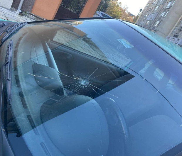 TD Пловдивчанка търси извършител който е счупил предното стъкло на колата ѝ