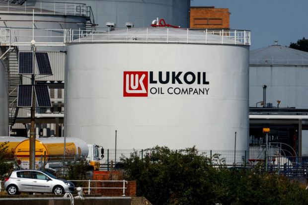 Лукойл заобикаля санкциите и въпреки забраната изнася петролни продукти 2