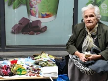 Снимка на възрастна жена в Кючука умили мрежата: Докъде докараха родителите ни