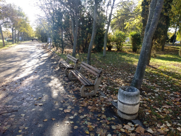 Смениха изпочупените пейки в парк "Езеро" в Бургас