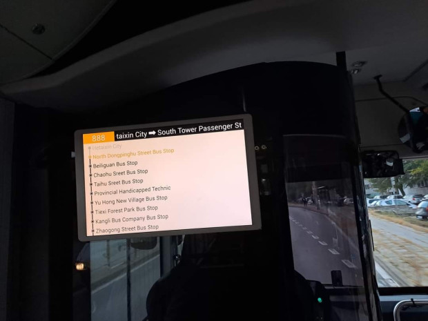 Електронно табло в автобус на Градски транспорт Варна развесели
