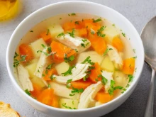 Наистина ли пилешката супа помага при настинка? Какво казват експертите