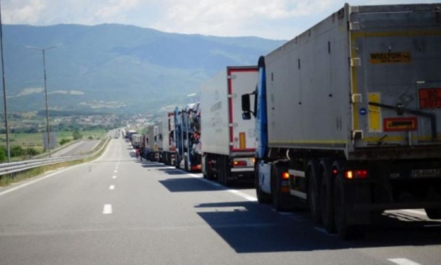 Товарните автомобили в посока София се пренасочват от АМ Хемус