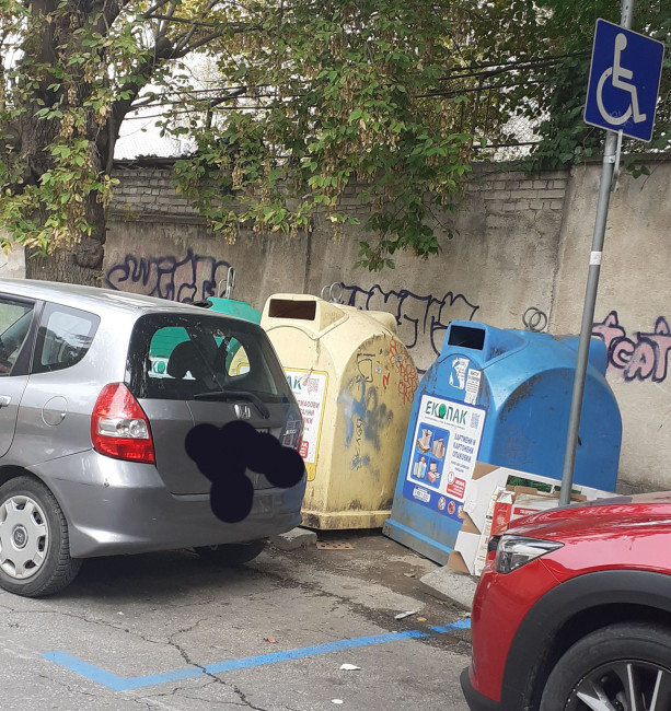 </TD
>Читател на Plovdiv24.bg ни сигнализира относно некоректно поставен инвалиден знак за паркиране