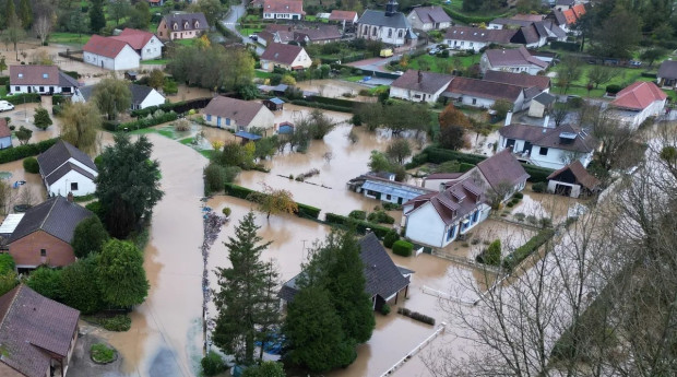 Десетки градове в Северна Франция са наводнени оставяйки пътища проходими